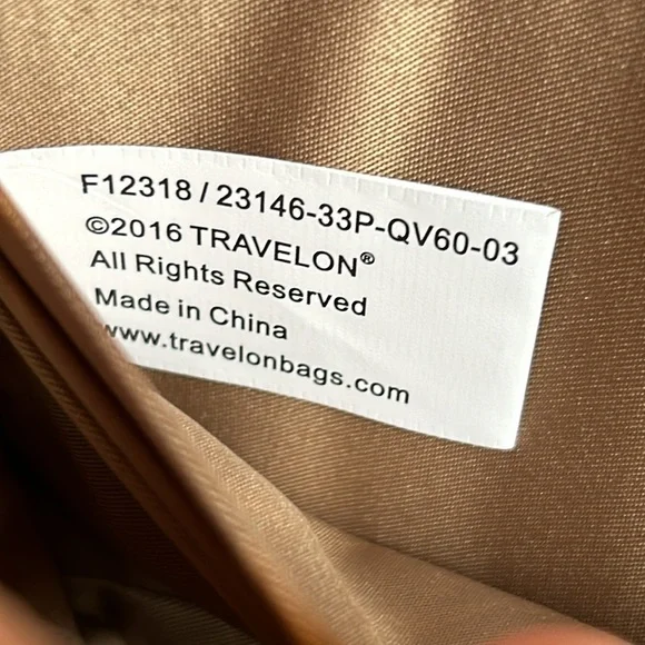 Travelon RFID Blocking wallet - Picture 5 of 5